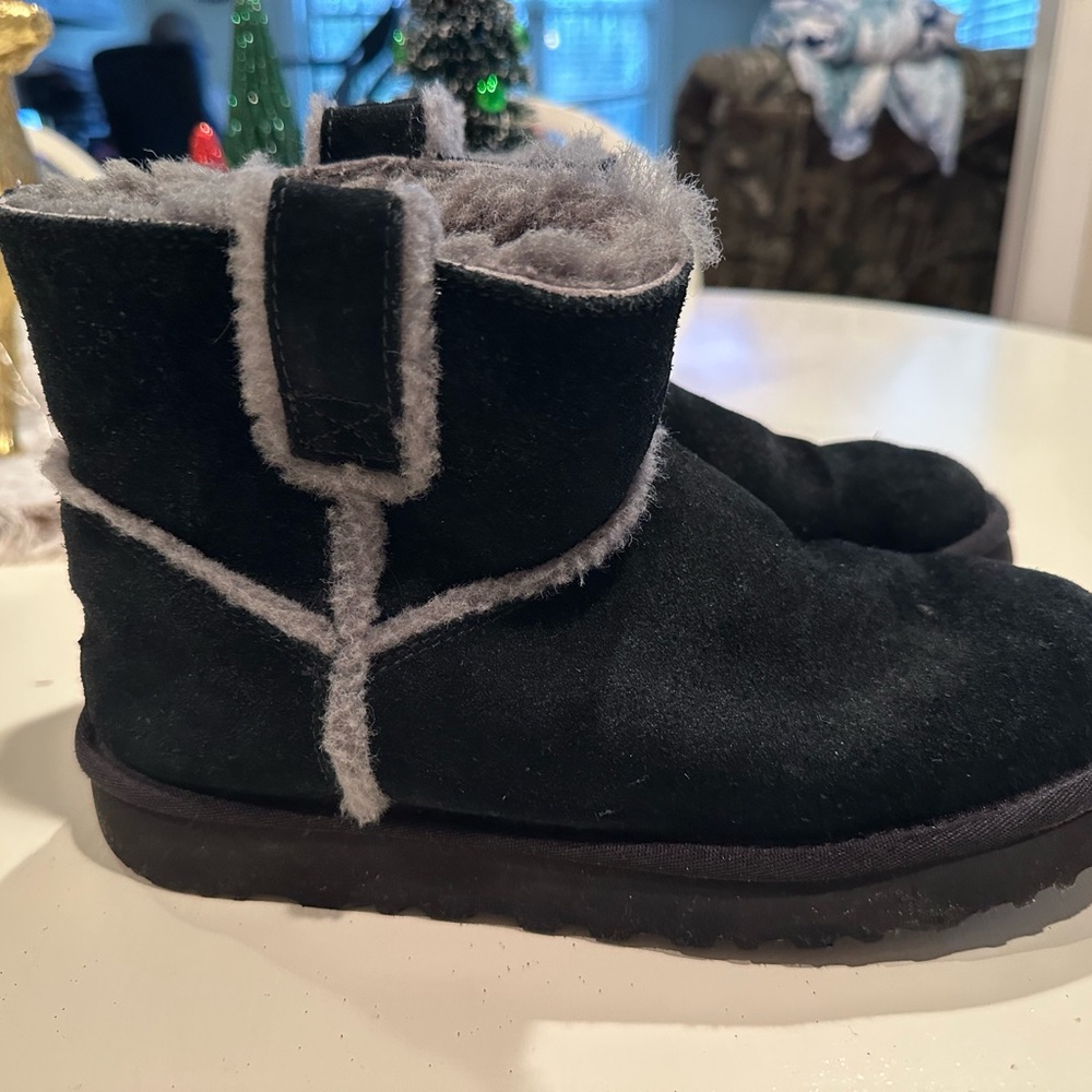 Black Short Ugg Boots Size 8